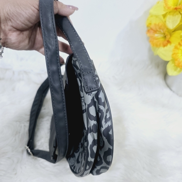 Hello Kitti gray and black crossbody bag medium - Picture 14 of 17